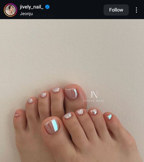 Wedding Toes For Bridesmaids, Fall Gel Pedicure, Y2k Pedicure, Pretty Toe Nail Colors, French Tip Pedicure Ideas, Nail Toes Ideas, Gold Pedicure Ideas, Polygel Toes, Pedicure Ideas Winter Toenails