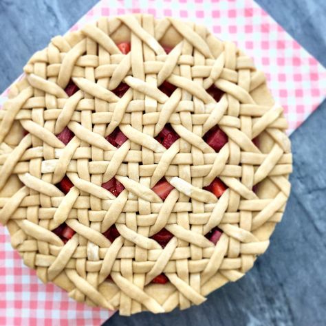 Lattice Pie Crust Designs, Rose Pie, Pie Decor, Pretty Pie Crust, Fancy Pie Crust, Pie Crust Art, Beautiful Pie Crusts, Pumpkin Pie Crust, Decorative Pie Crust