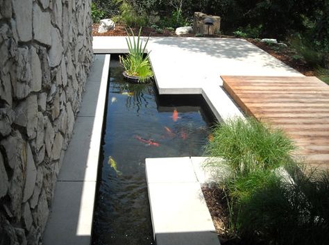 Modern linear garden pond 12 Shimmering Garden Ponds for the Modern Yard Modern Pond, Koi Pond Design, Moderne Have, Kolam Koi, Taman Air, Building A Pond, Garden Pond Design, Outdoor Water Feature, Fountains Backyard