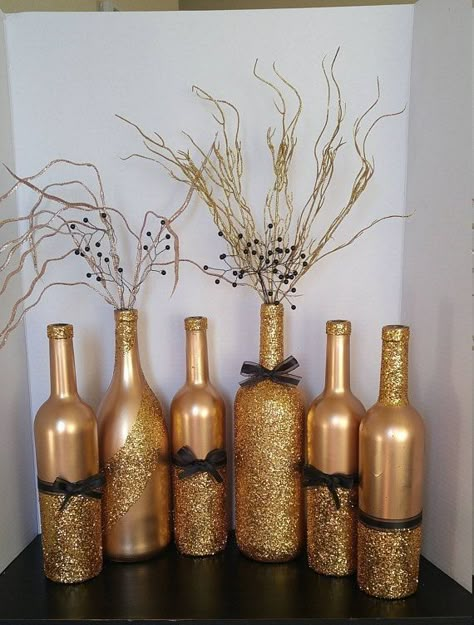 Wine Bottle Centerpieces, Bottle Centerpieces, Dekor Diy, Wine Bottle Art, Wine Bottle Diy Crafts, Wine Bottle Diy, Glass Bottle Crafts, Wine Bottle Decor, Diy Bottle