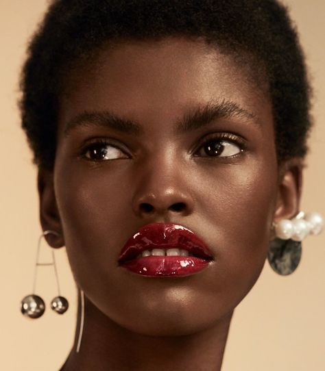 Dark Skin Red Lip, Amilna Estevão, Red Glossy Lips, Red Lip Makeup Look, Glossy Red Lips, Dark Red Lip, Editorial Make-up, Red Lips Makeup Look, Perfect Red Lips