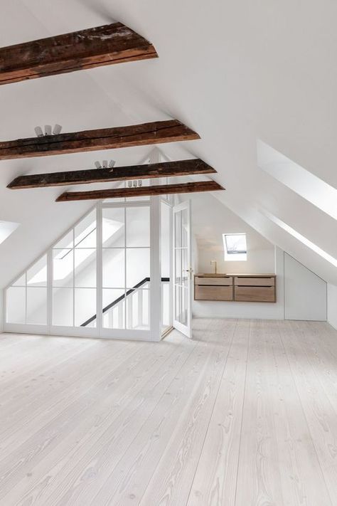 feelthewarmth: Image Loft Conversion Bedroom, Attic Office, Attic Bedroom Designs, Attic Loft, Attic Design, Attic Apartment, Attic Bedrooms, Attic Renovation, Attic Spaces