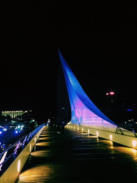 Argentina, buenos aires, puerto madero, puente dd la mujer.
Lugar turistico super lindo, con muchos lugares dondd ir a comer.
Dondd hay un barco museo flotante. Buenos Aires Argentina Aesthetic, Magazine, Instagram