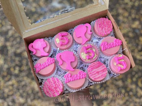 Barbie Theme Cakesicles, Barbie Theme Chocolate Covered Treats, Barbie Treats Table, Barbie Oreo Chocolate Covered, Barbie Cake Pops Birthday, Barbie Chocolate Covered Oreos, Lol Treats Ideas, Barbie Themed Treats, Barbie Chocolate Covered Strawberries