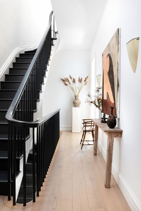 The black hand rail and stairs lead you to wonder what is waiting for you at the top? Adds drama to the otherwise neutral pallet. Hallway Stairs And Landing, Black Staircase, Brooklyn Townhouse, Athena Calderone, House Staircase, Hallway Inspiration, Victorian Townhouse, Hallway Designs, Hal Decor