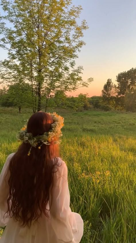 Flower Crowns Aesthetics, Hatice Core, Ayana Core, Daydreamer Aesthetic, Flower Crown Outfit, Heidi Core, Flower Crown Aesthetic, Girl With Flower Crown, White Freckles