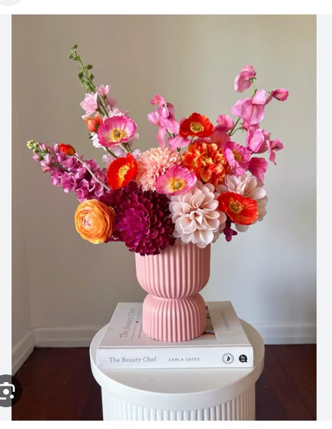 Romantic Floral Bouquet, Girly Flower Arrangements, Table Flowers Decoration, Interesting Flower Arrangements, Cempasuchil Flower Arrangement, Unique Floral Centerpieces, Peony Arrangements, Eclectic Flower Arrangements, Flower Home Decor