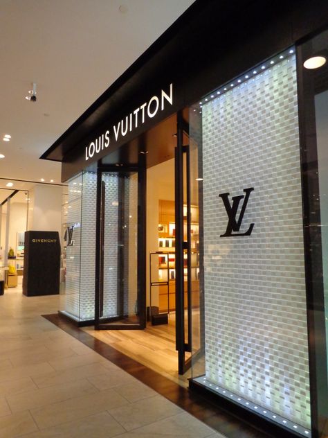 Louis Vuitton 👜 Perfect Gentleman, Billionaire Life, 2013 Swag Era, Louis Vuitton Store, Store Interiors, Trading Charts, Shoe Display, Luxury Aesthetic, Shop Front