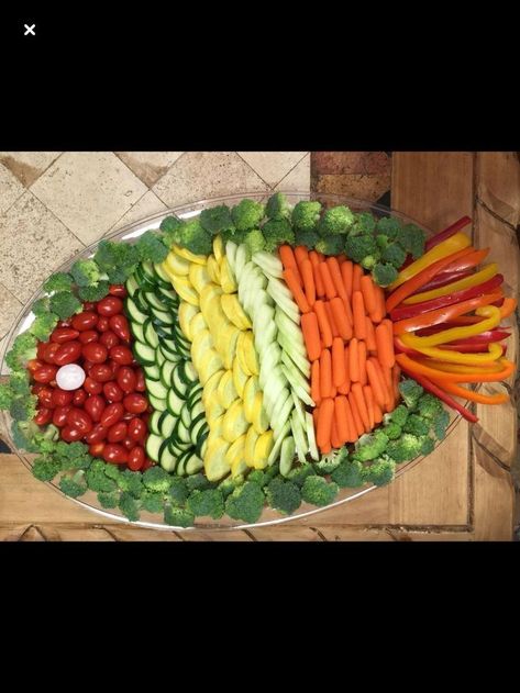 Decorações Com Comidas, Vegetable Tray, Vegetable Platter, Vegetable Carving, Party Food Platters, Food Carving, Easy Food Art, Veggie Tray, Food Displays