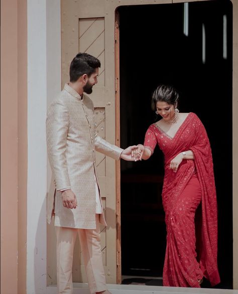 Reception Outfits Couple, Red Saree Couple Photoshoot, Poses In Saree With Husband, Red Engagement Saree, Couple Saree Photoshoot, Engagement Groom Outfit Indian, Saree Poses With Husband, Couple Pose In Traditional Look, Saree Couple Photoshoot