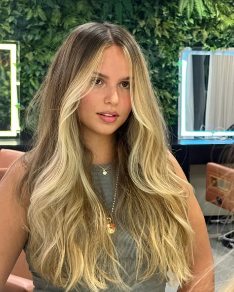 surf blonde ✨ esse é o loiro praiano mais pedido aqui no salão!!! VOCÊ FARIA? . #surfblond #loiropraiano #butantã Heather O'rourke, Surf Hair, Honey Hair, Blonde Hair Looks, Long Blonde, April 4, Summer Hair Color, Long Blonde Hair, Ombre Hair