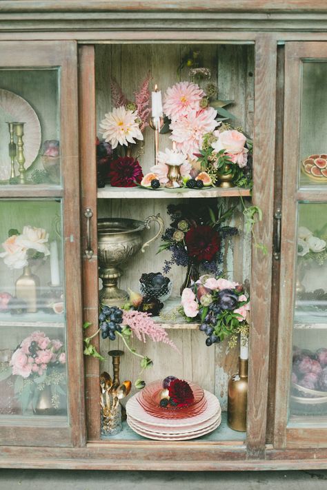 Display case bar design for a #wedding | Onelove Photography | see more on: http://burnettsboards.com/2014/03/fig-gold-wedding-coolest-bar/ Fruit Table Decor, Fig Wedding, Mary Flowers, Bohemian Centerpieces, Vintage Wedding Colors, Fruit Table, Decoration Buffet, Fruit Wedding, Table Decor Wedding