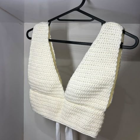 Top Trending Crochet Top Patterns You Need to Try https://www.youtube.com/watch?v=bbbRc1Q2rzg Crochet Corset Top, Corset Crochet, Diy Bralette, Crochet Corset, Vest Crochet, Corset Vest, Crochet Leaves, Crochet Clothing And Accessories, Crochet Fall