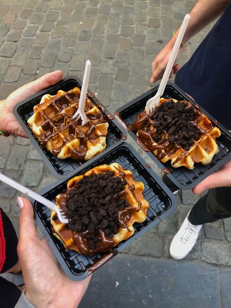 Waffle Plating, Waffle Business, Waffle Aesthetic, Waffle Pops, Yummy Waffles, Dessert Waffles, Food Cart Design, Food Mood, Kawaii Cooking