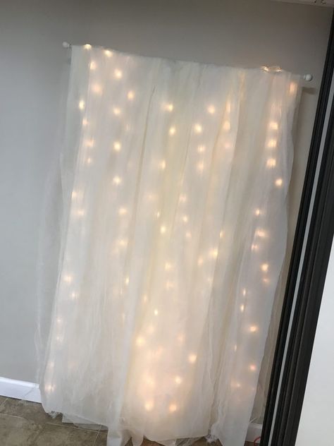 DIY Lit Tulle Backdrop - Six Clever Sisters Tule Backdrop, Floral Decor Backdrop, Christian Bridal Shower Ideas, Tulle Backdrop, Diy Tulle, Budget Baby Shower, Bridal Shower Backdrop, Diy Baby Shower Decorations, Diy Wedding Backdrop