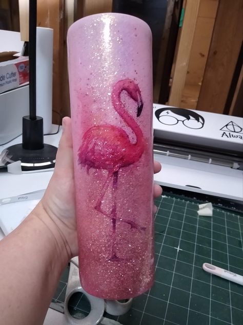 Flamingo Glitter Tumbler, Flamingo Tumbler Ideas, Flamingo Tumbler, Flamingo Cup, Globe Tumbler, Tumblr Cup, Liquor Bottle Crafts, Yeti Cups, Epoxy Tumbler