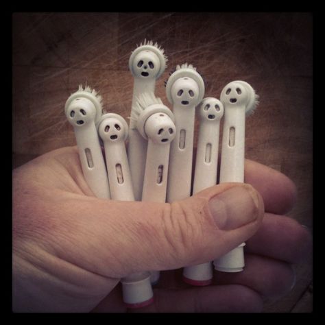 Faces in things - ...we've got them! Weird Hair, Things With Faces, Inanimate Objects, Dental Humor, Tooth Brush, Strange Places, Making Faces, Tiny Things, Electric Toothbrush