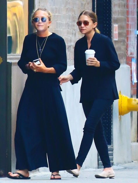 The Olsen Twins' style is always on our radar. The Row and Elizabeth and James designers always look incredible—and we know their secret to looking chic. Sister Fashion, Twin Fashion, Ashley Olsen Style, Olsen Fashion, Olsen Twins Style, Olsen Twins, Mary Kate Olsen, Ashley Olsen, Outfit Formulas