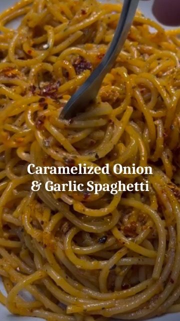 Caramelized Onion and Garlic Spaghetti 🔥 Chilli oils from: @ramanokram Ingredients: -1 large onion, thinly sliced -4 cloves of garlic,… | Instagram Garlic Chili Crisp, Garlic Chilli Oil, Garlic Spaghetti, Plantbased Recipes, Garlic Pasta, Quick Recipes Snacks, Pasta Dinner Recipes, Caramelized Onion, Healthy Food Motivation