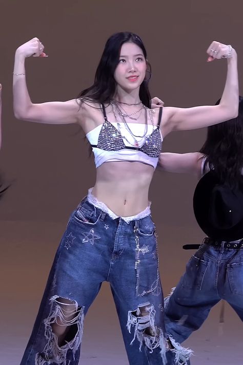 Abs Kpop Idol Female, Tomboy Body Shape, Kpop Idols Body Shape, Sakura Lesserafim Body Shape, Kazuha Abs Workout, Kazuha Body Goals, Kpop Female Idols Body Goals, Kazuha Nakamura, Kpop Body