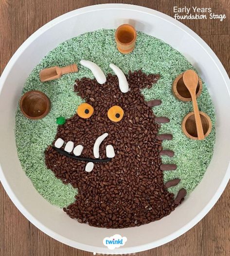 How amazing is this gruffalo activity sensory tray?! Extend the story of the gruffalo into lovely sensory play. This activity is great for babies and toddlers and all the way through to reception. Gruffalo activities for babies. Special thanks to @mummycanwe Story Trays Eyfs, Gruffalo Messy Play, Gruffalo Crumble Tuff Tray, Gruffalo Sensory Play, Gruffalo Activities Eyfs Toddlers, Gruffalo Tuff Tray Ideas, The Gruffalo Eyfs Activities, Gruffalo Tuff Tray, Activities For Under 2s