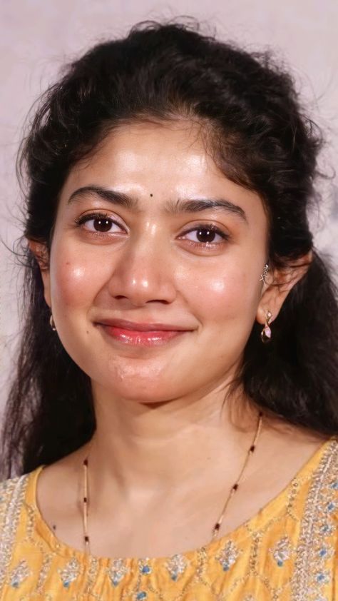 Sai Pallavi Hd Images, Nicki Minaj Pictures, Sai Pallavi, Actress Without Makeup, Beautiful Photoshoot, Hot Lips, Actress Pics, Beautiful Smile Women, Beauty Face