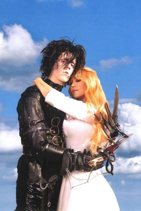 cute halloween couples costumes ideas Edward Scissorhands Costume, Couples Costumes Creative, Cute Couples Costumes, Best Celebrity Halloween Costumes, Classic Halloween Costumes, Couples Halloween Outfits, Cute Couple Halloween Costumes, Celebrity Halloween Costumes, Travis Barker