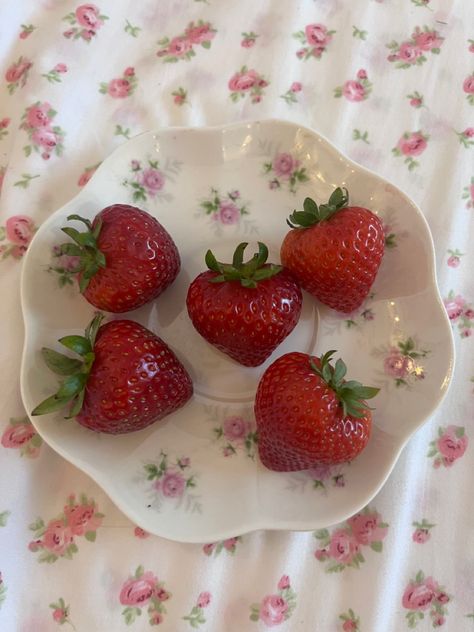 Pretty Food, Strawberry Shortcake, Cute Food, Aesthetic Food, Macarons, Strawberries, Yummy Food, Snacks, Fruit