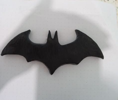 batman logo clay Batman Keychain Diy, Spider Man Clay Ideas, Batman Polymer Clay, Batman Clay Art, Black Clay Ideas, Marvel Clay Ideas, Batman Clay, Batman Crafts, Batman Diy