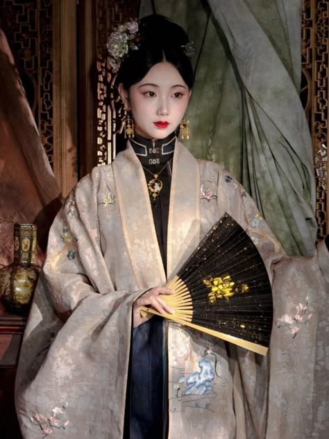 Imperial Aesthetic, Ming Dynasty Clothing, Qing Dynasty Fashion, Ming Dynasty Hanfu, Qing Dynasty Clothing, Chinese Dynasties, Chinese Dynasty, Traditional Asian Dress, Van Cleef And Arpels Jewelry