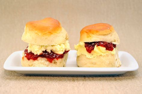 Ever wondered what exactly traditional English clotted cream is? Find out what it is, how it's made, and how it is used. Easy Tea Party Food, Yogurt Scones, Cornish Cream Tea, Tea Party Treats, Baked Scones, Tea Treats, Scottish Recipes, Cream Scones, British Recipes