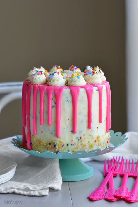 The Ultimate Funfetti Layer Cake Funfetti Layer Cake, Cake Decorating Ideas, Funfetti Cake, Birthday Cake Recipe, Best Cake Recipes, Cake Boss, Coconut Cake, Drip Cakes, Rainbow Cake