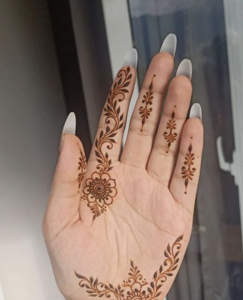 Simple Henna Designs Hand, Small Henna Designs, Small Henna, Henna Designs Wrist, Henna Inspired Tattoos, Henna Tattoo Hand, Simple Henna Tattoo, Latest Henna Designs, Beginner Henna Designs