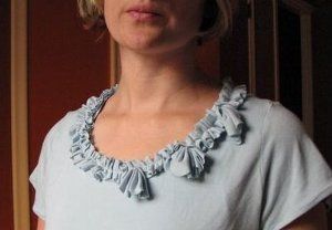 You Can Do It! Embellished Neckline | Give any ordinary t-shirt a flirty and girly makeover! Dressmaking Patterns, Upcycle Clothing, Applique Tutorial, Tshirt Refashion, Embellished Neckline, Repurposed Clothing, T-shirt Refashion, Shirt Refashion, Sewing Diy