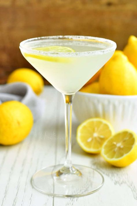 Lemon Drop Martini is a perfect combination of sweet and sour in a refreshing cocktail. This classic cocktail has only four ingredients - good quality vodka, fresh lemon juice, orange liqueur, and sweetener. It's a perfect cocktail to have with, before, or after dinner.  #drink #cocktail #martini #lemon #lemondrop #easycocktail Lemon Vodka Drinks, Martini Recipes Easy, Lemon Martini, Mojito Recipe Classic, Cranberry Juice And Vodka, Lemon Vodka, Cocktail Martini, Lemon Drop Martini, Orange Liqueur