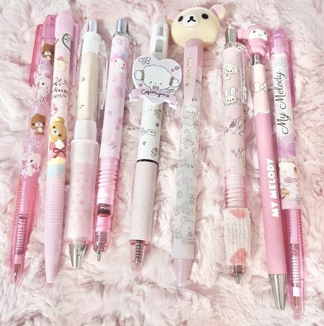 Glitter Pen Aesthetic, Pink Fluffy Pen Aesthetic, Glitter Gel Pen Aesthetic, Kawaii Pink Stationery With Pen Holders, Sanrio Pens, Kawaii Stationery Pens & Pencils, Glitter Pens, Pink Glitter, Stationery