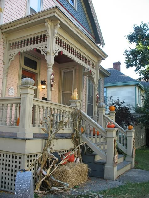 Victorian House Decorated For Halloween Halloween Decorations Outdoor Porch, Porch Railing Designs, Front Porch Steps, Victorian Porch, Porch Paint, Cottage Porch, Front Porch Design, Home Still, Porch Railing