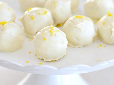 A lemon-y twist on the classic Oreo Truffles, Lemon Oreo Truffles are perfect for all spring & Easter menus, parties ,and gift-giving! Lemon Oreo Truffles, Lemon Oreo, Oreo Truffles Recipe, Dessert Oreo, Coconut Dessert, Chocolate Candy Recipes, Truffles Recipe, Easter Menu, Truffle Butter