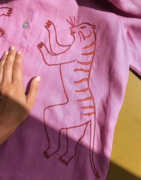 Minimalist Embroidery, Embroidered Tiger, Clothes Embroidery Diy, Tiger Shirt, Animal Embroidery Designs, Embroidery Tshirt, Beginner Sewing Projects Easy, Embroidery On Clothes, Animal Embroidery