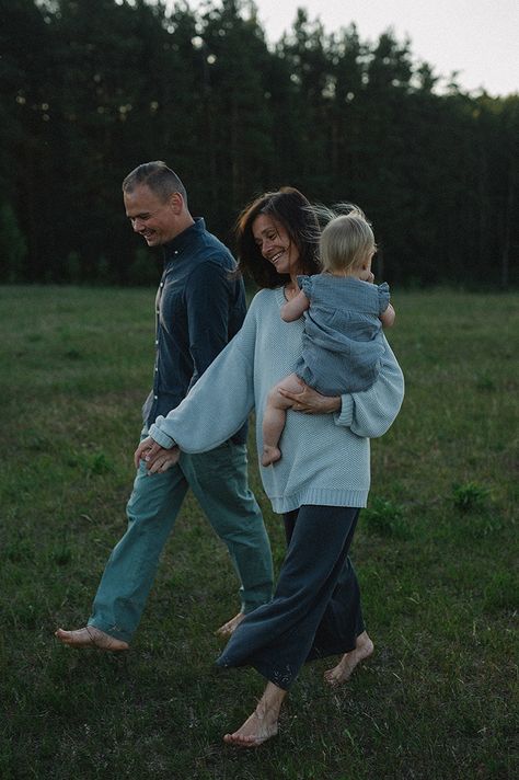 Family Photoshoot Poses, Outdoor Family Photos, Family Picture Poses, Spring Family, Family Shoot, Family Picnic, Foto Baby, Fall Family Photos, Fall Photoshoot