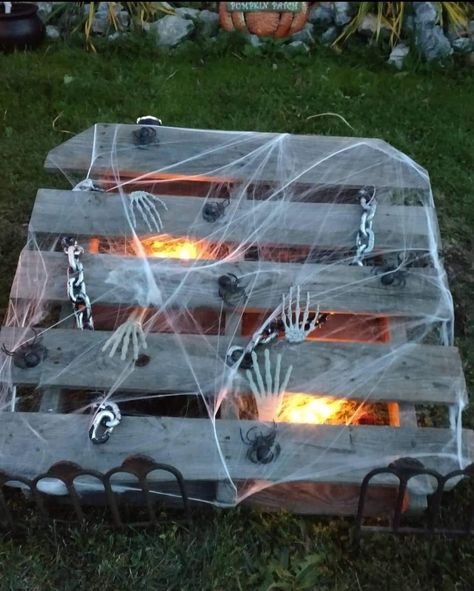 Pallet Halloween Decorations, Hay Bale Art, Pallet Halloween, Creepy Halloween Party, Scary Halloween Decorations Outdoor, Scary Halloween Decorations Diy, Halloween Outside, Halloween Props Diy, Homemade Halloween Decorations