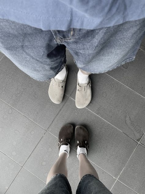 Mocha Boston Birkenstock Outfit, Matching Couple Shoes, Crocs Aesthetic Outfit, Matching Crocs, Matching Shoes For Couples, Crocs Outfit Men, Couple Shoes Matching, Crocs Aesthetic, Crocs With Charms