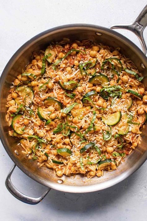 This is a quick 20-minute pasta recipe with fresh zucchini, tender orzo pasta and chickpeas in a light marinara sauce. So fast, so delicious! Broc Casserole, Zucchini Orzo, Zucchini Pasta Recipes, Fresh Zucchini, Quick Pasta Recipes, Quick Pasta, Fast Dinner Recipes, Chickpea Pasta, Easy One Pot Meals