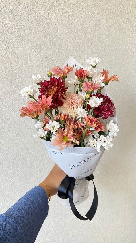 Simple Hand Bouquet, Minimalist Flower Bouquet, Korean Bouquet, Air Jordan 1 Outfit Women, Flower Bouquet Vase, Mini Bouquet, Minimalist Flower, Flower Bouquet Diy, Lettering Art