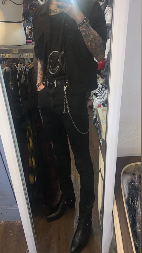 Metal Core Outfit Men, Comfy Goth Outfits Men, Street Goth Mens, Mens Fashion Goth, Buff Goth Men, Male Mall Goth Outfits, Emo Man Outfit, Casual Goth Men Outfit, Male Goth Outfits Casual