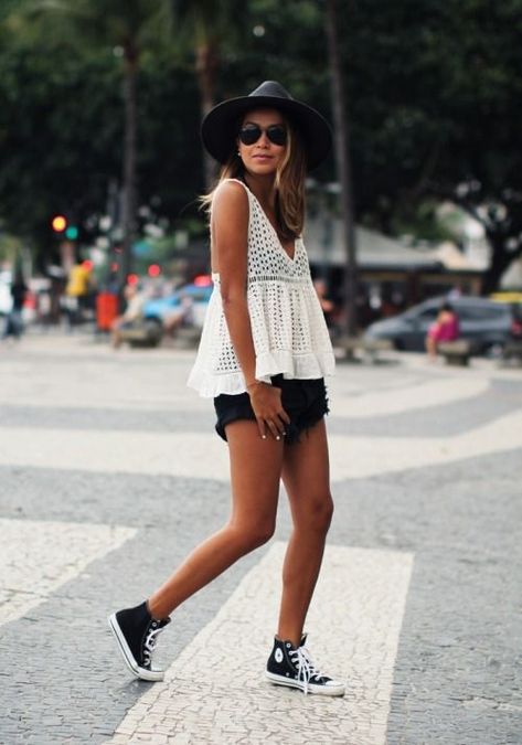 black high top converse - summer festival Mode Coachella, High Tops With Shorts, Travel Outfit Spring, Sincerely Jules, Outfits With Converse, Looks Street Style, Fashion Weeks, Lifestyle Fashion, Cute Summer Outfits