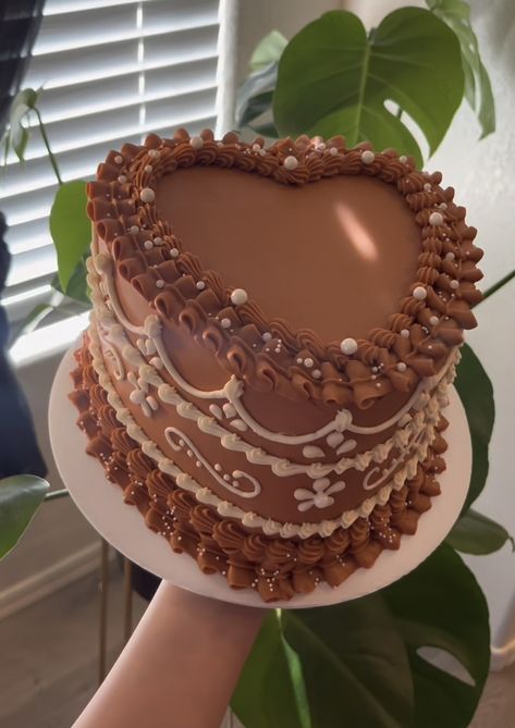 Brown heart cake with pearls Cute 50th Birthday Cakes, Barro Cake Ideas, Shades Of Brown Cake Ideas, Chocolate Heart Shape Cake, Cow Heart Cake, Chocolate Heart Cake Birthday, Brown Heart Cake, Old Fashion Cakes, Brown Birthday Party Decorations