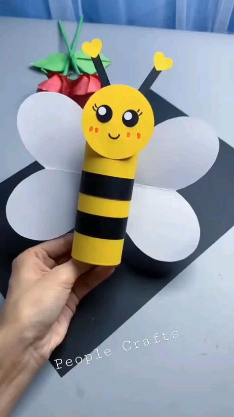 Paper Bees, Diy Paper Butterfly, Bee Crafts For Kids, School Kids Crafts, Paper Craft Ideas, Preschool Arts And Crafts, Hand Crafts For Kids, Animal Crafts For Kids, Paper Roll Crafts