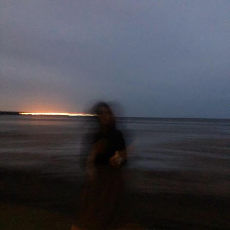 Moment Aesthetic, Blurry Aesthetic, Dark Beach, Audrey Hepburn Photos, Ocean At Night, Enjoy The Moment, Laughing Quotes, Shadow Pictures, Aesthetic Love