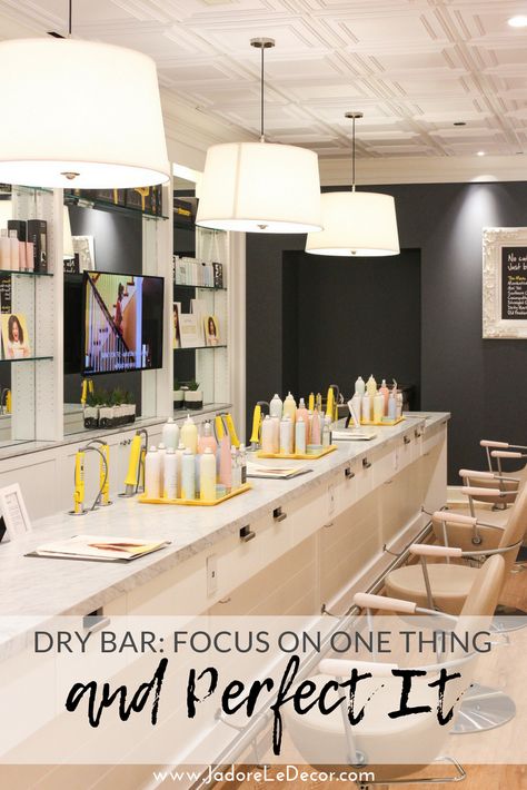 www.JadoreleDecor.com | What do you get when you mix fanciful, à la mode interiors with a simple beauty concept? Introducing Dry Bar, a salon specializing in blowout hair styles. Blowout Hair Styles, Dry Bar Hair, Dry Bar Ideas, Blow Out Bar, Blow Bar, Spa Room Ideas, Salon Blowout, Dream Salon, Salon Suites Decor